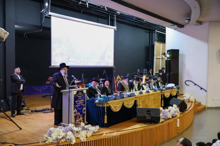 מעמד "ועתה כתבו לכם" ביבנה בהשתתפות הראשון לציון הרב דוד יוסף שליט"א (צילום: מאיר זליזניק) מעמד "ועתה כתבו לכם" ביבנה בהשתתפות הראשון לציון הרב דוד יוסף שליט"א (צילום: מאיר זליזניק)