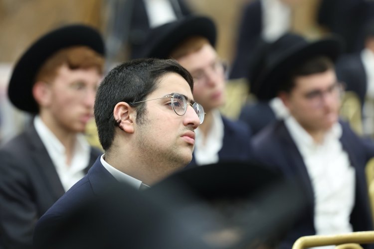 עשרות סיומי מסכת במעמד מרומם בבית המדרש "תפארת וגדולה" (צילום: יעקב כהן) עשרות סיומי מסכת במעמד מרומם בבית המדרש "תפארת וגדולה" (צילום: יעקב כהן)