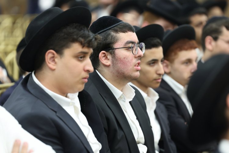עשרות סיומי מסכת במעמד מרומם בבית המדרש "תפארת וגדולה" (צילום: יעקב כהן) עשרות סיומי מסכת במעמד מרומם בבית המדרש "תפארת וגדולה" (צילום: יעקב כהן)