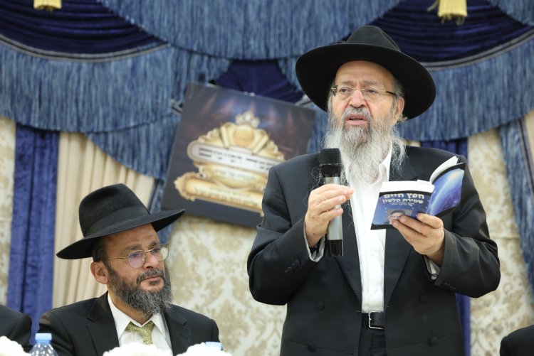 עשרות סיומי מסכת במעמד מרומם בבית המדרש "תפארת וגדולה" (צילום: יעקב כהן) עשרות סיומי מסכת במעמד מרומם בבית המדרש "תפארת וגדולה" (צילום: יעקב כהן)