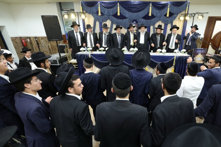 עשרות סיומי מסכת במעמד מרומם בבית המדרש "תפארת וגדולה" (צילום: יעקב כהן) עשרות סיומי מסכת במעמד מרומם בבית המדרש "תפארת וגדולה" (צילום: יעקב כהן)
