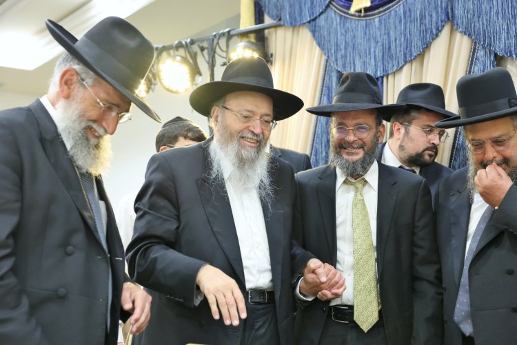 עשרות סיומי מסכת במעמד מרומם בבית המדרש "תפארת וגדולה" (צילום: יעקב כהן) עשרות סיומי מסכת במעמד מרומם בבית המדרש "תפארת וגדולה" (צילום: יעקב כהן)