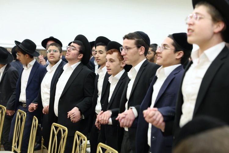 עשרות סיומי מסכת במעמד מרומם בבית המדרש "תפארת וגדולה" (צילום: יעקב כהן) עשרות סיומי מסכת במעמד מרומם בבית המדרש "תפארת וגדולה" (צילום: יעקב כהן)