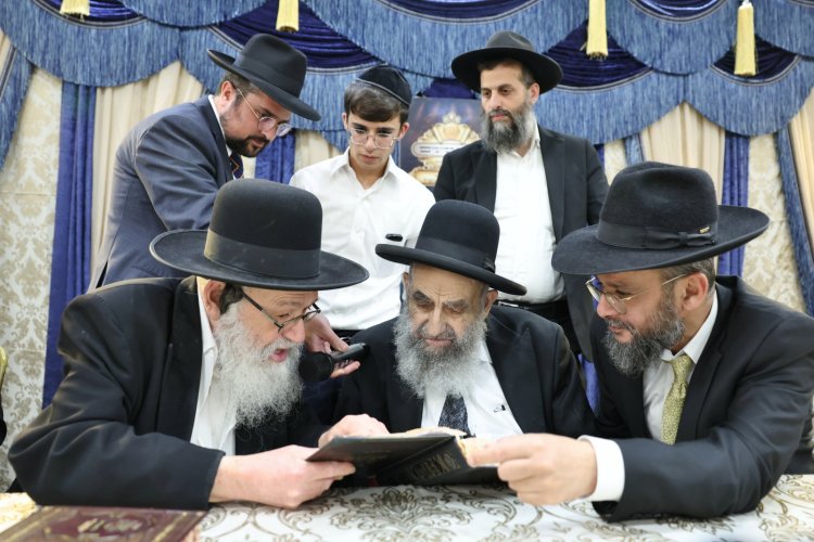 עשרות סיומי מסכת במעמד מרומם בבית המדרש "תפארת וגדולה" (צילום: יעקב כהן) עשרות סיומי מסכת במעמד מרומם בבית המדרש "תפארת וגדולה" (צילום: יעקב כהן)
