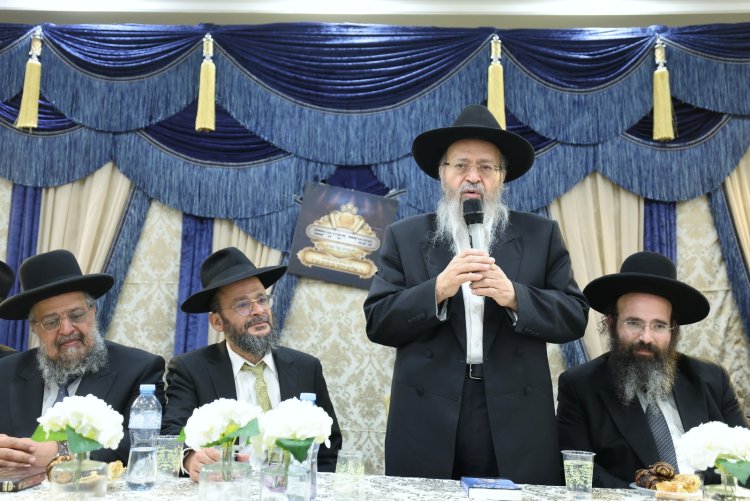 עשרות סיומי מסכת במעמד מרומם בבית המדרש "תפארת וגדולה" (צילום: יעקב כהן) עשרות סיומי מסכת במעמד מרומם בבית המדרש "תפארת וגדולה" (צילום: יעקב כהן)