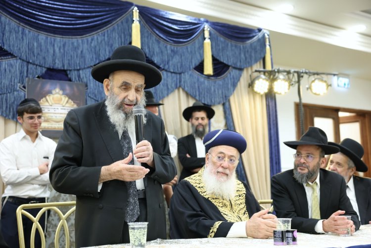 עשרות סיומי מסכת במעמד מרומם בבית המדרש "תפארת וגדולה" (צילום: יעקב כהן) עשרות סיומי מסכת במעמד מרומם בבית המדרש "תפארת וגדולה" (צילום: יעקב כהן)