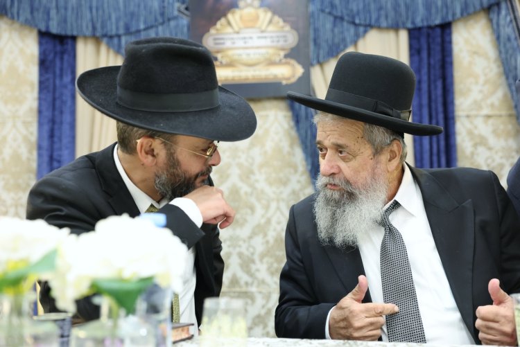עשרות סיומי מסכת במעמד מרומם בבית המדרש "תפארת וגדולה" (צילום: יעקב כהן) עשרות סיומי מסכת במעמד מרומם בבית המדרש "תפארת וגדולה" (צילום: יעקב כהן)