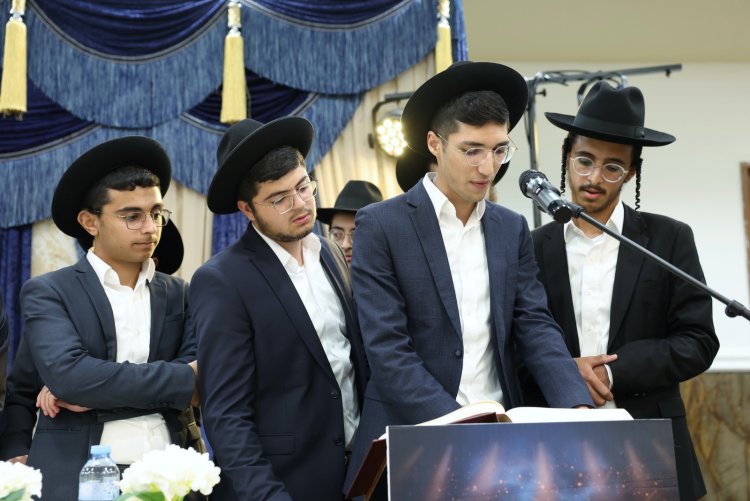 עשרות סיומי מסכת במעמד מרומם בבית המדרש "תפארת וגדולה" (צילום: יעקב כהן) עשרות סיומי מסכת במעמד מרומם בבית המדרש "תפארת וגדולה" (צילום: יעקב כהן)