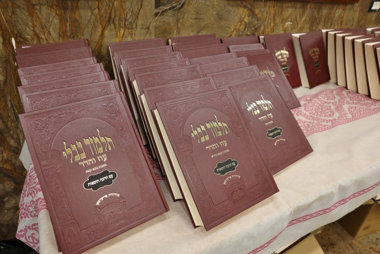 עשרות סיומי מסכת במעמד מרומם בבית המדרש "תפארת וגדולה" (צילום: יעקב כהן) עשרות סיומי מסכת במעמד מרומם בבית המדרש "תפארת וגדולה" (צילום: יעקב כהן)