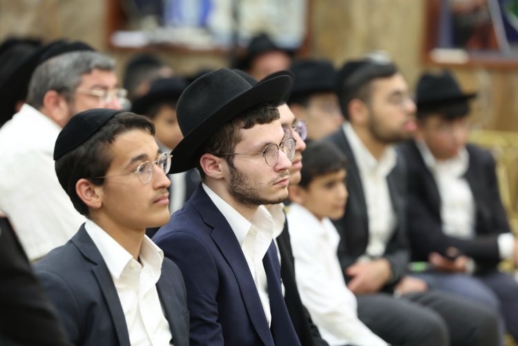 עשרות סיומי מסכת במעמד מרומם בבית המדרש "תפארת וגדולה" (צילום: יעקב כהן) עשרות סיומי מסכת במעמד מרומם בבית המדרש "תפארת וגדולה" (צילום: יעקב כהן)