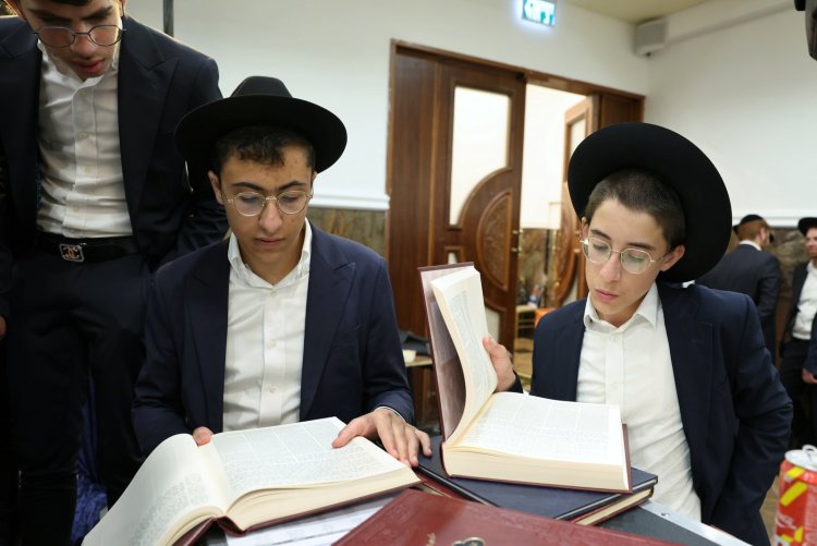 עשרות סיומי מסכת במעמד מרומם בבית המדרש "תפארת וגדולה" (צילום: יעקב כהן) עשרות סיומי מסכת במעמד מרומם בבית המדרש "תפארת וגדולה" (צילום: יעקב כהן)