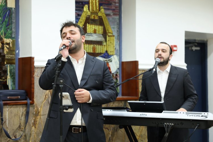 עשרות סיומי מסכת במעמד מרומם בבית המדרש "תפארת וגדולה" (צילום: יעקב כהן) עשרות סיומי מסכת במעמד מרומם בבית המדרש "תפארת וגדולה" (צילום: יעקב כהן)