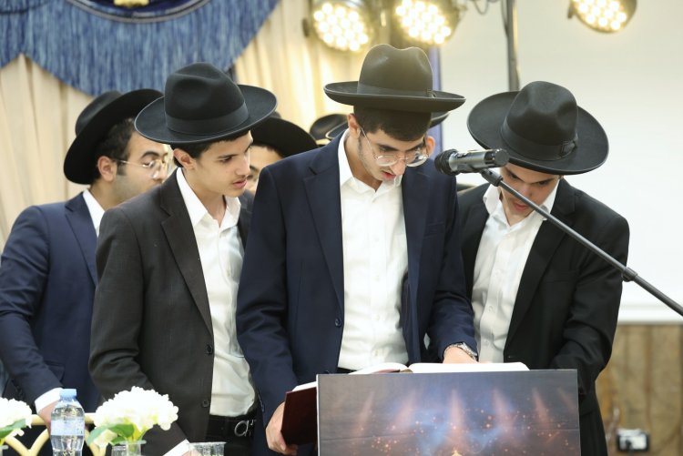 עשרות סיומי מסכת במעמד מרומם בבית המדרש "תפארת וגדולה" (צילום: יעקב כהן) עשרות סיומי מסכת במעמד מרומם בבית המדרש "תפארת וגדולה" (צילום: יעקב כהן)