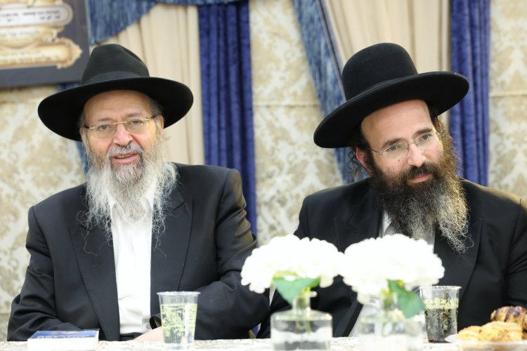 עשרות סיומי מסכת במעמד מרומם בבית המדרש "תפארת וגדולה" (צילום: יעקב כהן) עשרות סיומי מסכת במעמד מרומם בבית המדרש "תפארת וגדולה" (צילום: יעקב כהן)