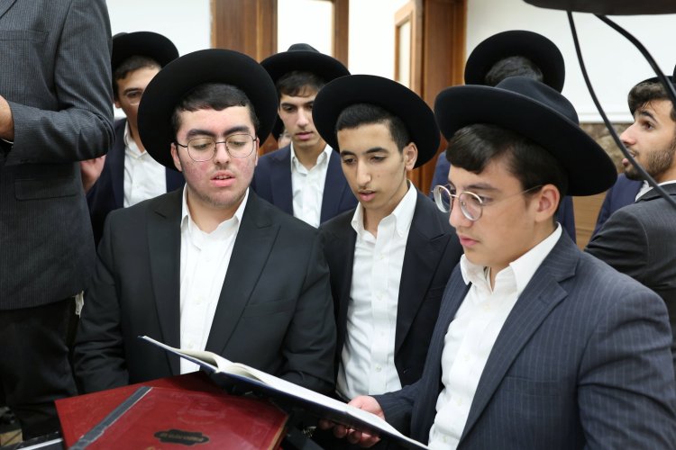 עשרות סיומי מסכת במעמד מרומם בבית המדרש "תפארת וגדולה" (צילום: יעקב כהן) עשרות סיומי מסכת במעמד מרומם בבית המדרש "תפארת וגדולה" (צילום: יעקב כהן)