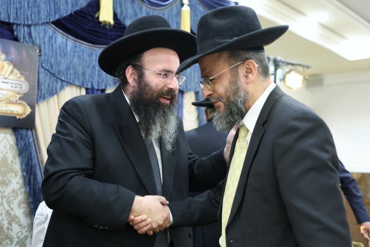 עשרות סיומי מסכת במעמד מרומם בבית המדרש "תפארת וגדולה" (צילום: יעקב כהן) עשרות סיומי מסכת במעמד מרומם בבית המדרש "תפארת וגדולה" (צילום: יעקב כהן)