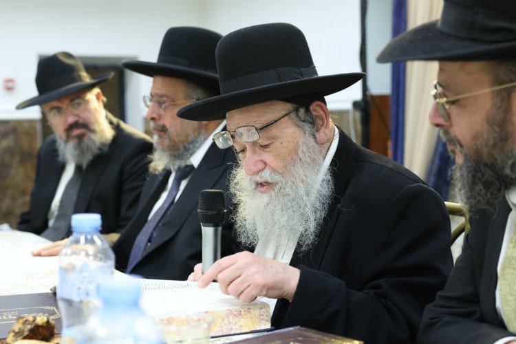עשרות סיומי מסכת במעמד מרומם בבית המדרש "תפארת וגדולה" (צילום: יעקב כהן) עשרות סיומי מסכת במעמד מרומם בבית המדרש "תפארת וגדולה" (צילום: יעקב כהן)