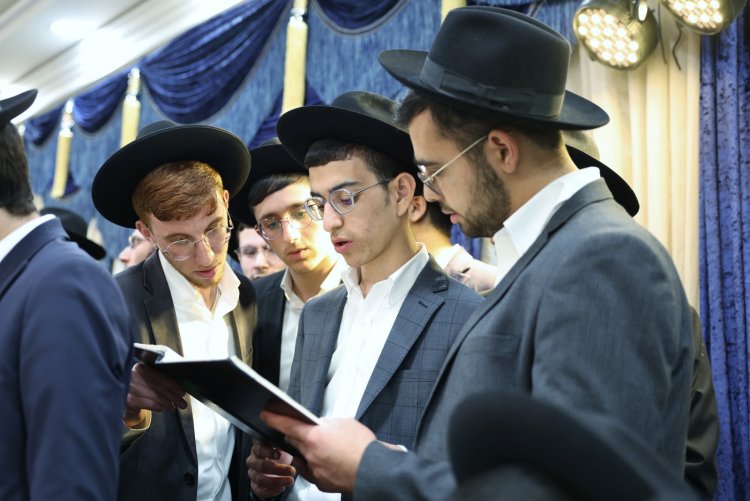 עשרות סיומי מסכת במעמד מרומם בבית המדרש "תפארת וגדולה" (צילום: יעקב כהן) עשרות סיומי מסכת במעמד מרומם בבית המדרש "תפארת וגדולה" (צילום: יעקב כהן)