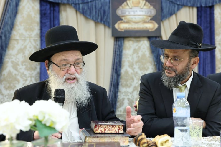 עשרות סיומי מסכת במעמד מרומם בבית המדרש "תפארת וגדולה" (צילום: יעקב כהן) עשרות סיומי מסכת במעמד מרומם בבית המדרש "תפארת וגדולה" (צילום: יעקב כהן)