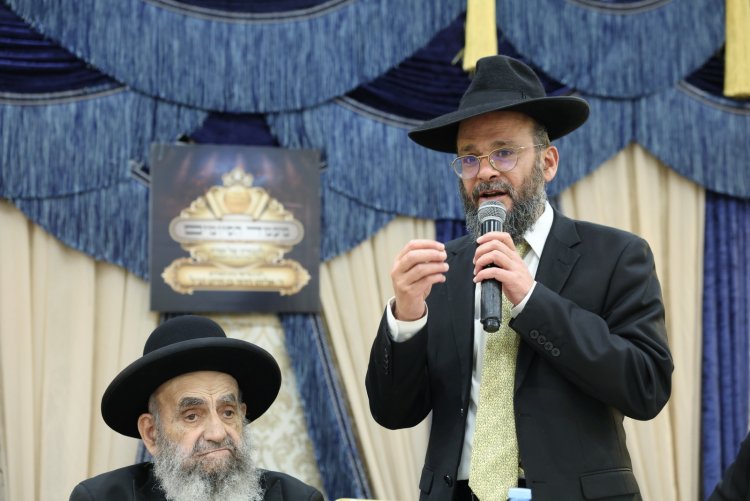 עשרות סיומי מסכת במעמד מרומם בבית המדרש "תפארת וגדולה" (צילום: יעקב כהן) עשרות סיומי מסכת במעמד מרומם בבית המדרש "תפארת וגדולה" (צילום: יעקב כהן)
