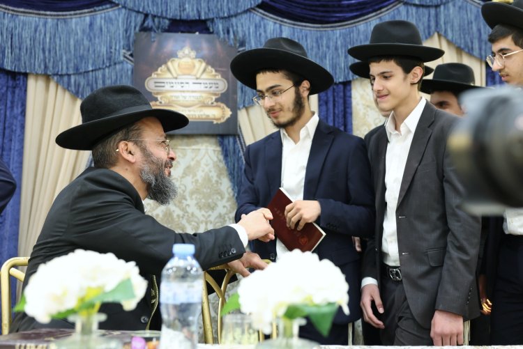 עשרות סיומי מסכת במעמד מרומם בבית המדרש "תפארת וגדולה" (צילום: יעקב כהן) עשרות סיומי מסכת במעמד מרומם בבית המדרש "תפארת וגדולה" (צילום: יעקב כהן)