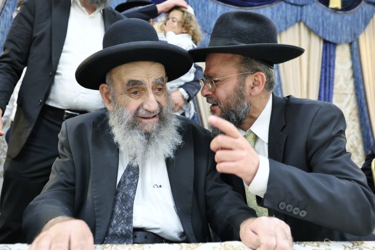 עשרות סיומי מסכת במעמד מרומם בבית המדרש "תפארת וגדולה" (צילום: יעקב כהן) עשרות סיומי מסכת במעמד מרומם בבית המדרש "תפארת וגדולה" (צילום: יעקב כהן)
