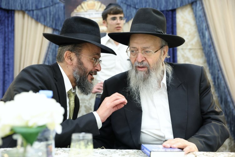 עשרות סיומי מסכת במעמד מרומם בבית המדרש "תפארת וגדולה" (צילום: יעקב כהן) עשרות סיומי מסכת במעמד מרומם בבית המדרש "תפארת וגדולה" (צילום: יעקב כהן)