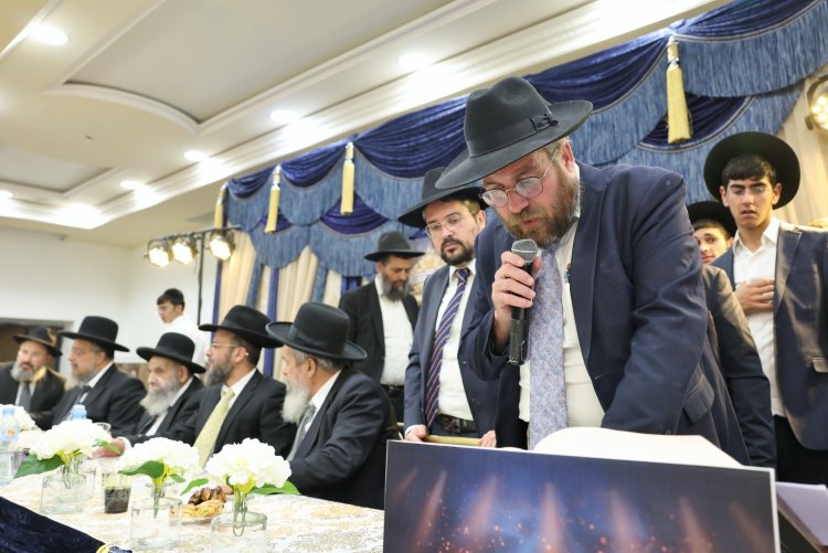 עשרות סיומי מסכת במעמד מרומם בבית המדרש "תפארת וגדולה" (צילום: יעקב כהן) עשרות סיומי מסכת במעמד מרומם בבית המדרש "תפארת וגדולה" (צילום: יעקב כהן)
