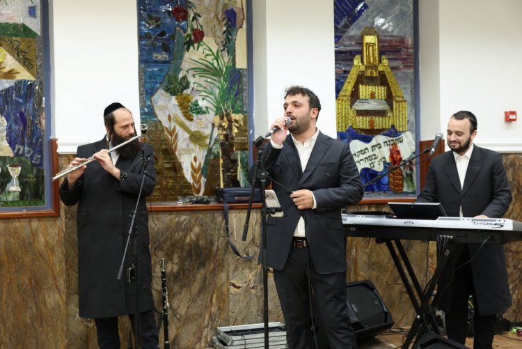 עשרות סיומי מסכת במעמד מרומם בבית המדרש "תפארת וגדולה" (צילום: יעקב כהן) עשרות סיומי מסכת במעמד מרומם בבית המדרש "תפארת וגדולה" (צילום: יעקב כהן)