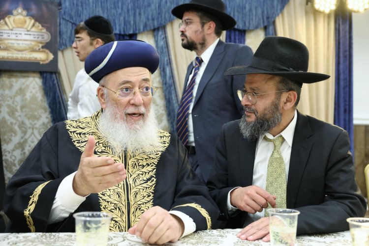 עשרות סיומי מסכת במעמד מרומם בבית המדרש "תפארת וגדולה" (צילום: יעקב כהן) עשרות סיומי מסכת במעמד מרומם בבית המדרש "תפארת וגדולה" (צילום: יעקב כהן)