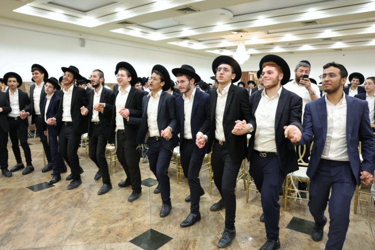עשרות סיומי מסכת במעמד מרומם בבית המדרש "תפארת וגדולה" (צילום: יעקב כהן) עשרות סיומי מסכת במעמד מרומם בבית המדרש "תפארת וגדולה" (צילום: יעקב כהן)