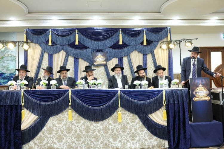 עשרות סיומי מסכת במעמד מרומם בבית המדרש "תפארת וגדולה" (צילום: יעקב כהן) עשרות סיומי מסכת במעמד מרומם בבית המדרש "תפארת וגדולה" (צילום: יעקב כהן)