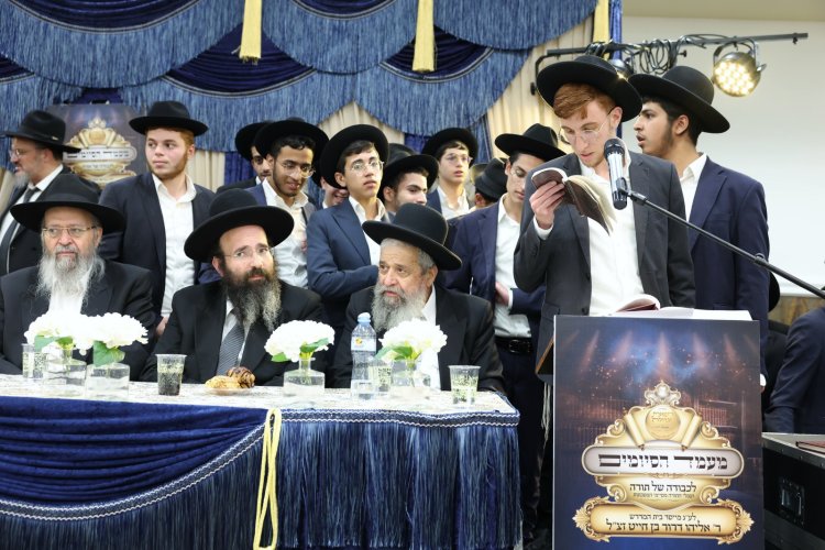 עשרות סיומי מסכת במעמד מרומם בבית המדרש "תפארת וגדולה" (צילום: יעקב כהן) עשרות סיומי מסכת במעמד מרומם בבית המדרש "תפארת וגדולה" (צילום: יעקב כהן)