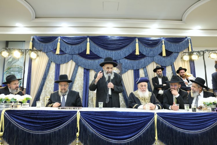 עשרות סיומי מסכת במעמד מרומם בבית המדרש "תפארת וגדולה" (צילום: יעקב כהן) עשרות סיומי מסכת במעמד מרומם בבית המדרש "תפארת וגדולה" (צילום: יעקב כהן)