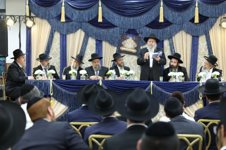 עשרות סיומי מסכת במעמד מרומם בבית המדרש "תפארת וגדולה" (צילום: יעקב כהן) עשרות סיומי מסכת במעמד מרומם בבית המדרש "תפארת וגדולה" (צילום: יעקב כהן)