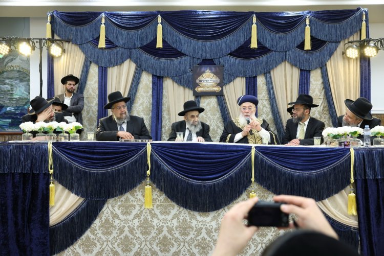 עשרות סיומי מסכת במעמד מרומם בבית המדרש "תפארת וגדולה" (צילום: יעקב כהן) עשרות סיומי מסכת במעמד מרומם בבית המדרש "תפארת וגדולה" (צילום: יעקב כהן)