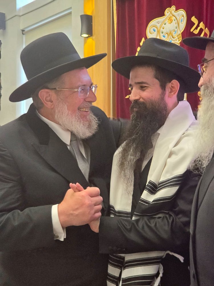 בגיל 36 בלבד: הרב הראשי הצעיר של מולדובה נכנס לתפקיד עם הרב הראשי לישראל, הרב קלמן בר. (צילום: באדיבות הקהילה היהודית במולדובה)