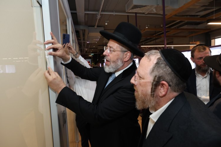 הרה"ג הרב דוד לאו בקביעת מזוזה (צילום: שלומי כהן)