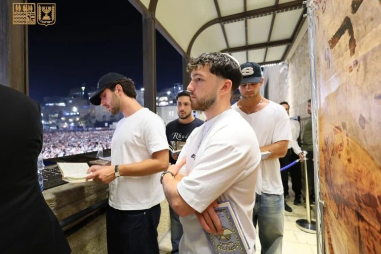 רבבות בסליחות בכותל: שורדי השבי נשאו תפילת הודיה מרגשת שורדי השבי בסליחות בכותל, אמש. (צילום: הקרן למורשת הכותל)
