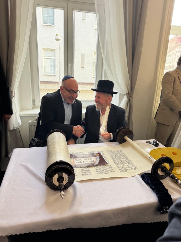 מעמד הכנסת ספר תורה באולומוץ צ'כיה (צילום: באדיבות המצלם) לראשונה מאז השואה: ספר תורה חדש הוכנס לקהילה באולומוץ