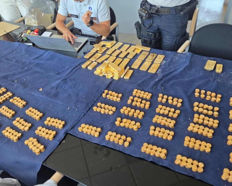 האוצר שנמצא (צילום: משטרת דנדרמונדה/בפייסבוק) בשווי 10 מיליון דולר: הפועלים לא ציפו למצוא את זה