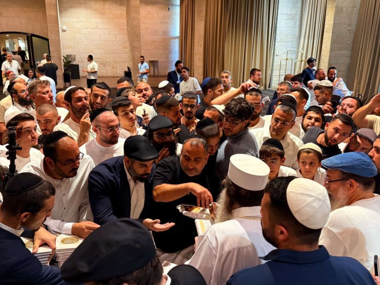 האדמו"ר רבי יאשיהו יוסף פינטו בסיום הצום (צילום: ישי דריקס) האדמו"ר רבי יאשיהו יוסף פינטו בסיום הצום (צילום: ישי דריקס)