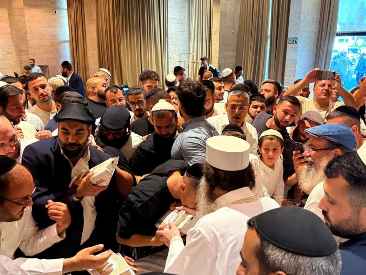 האדמו"ר רבי יאשיהו יוסף פינטו בסיום הצום (צילום: ישי דריקס) האדמו"ר רבי יאשיהו יוסף פינטו בסיום הצום (צילום: ישי דריקס)