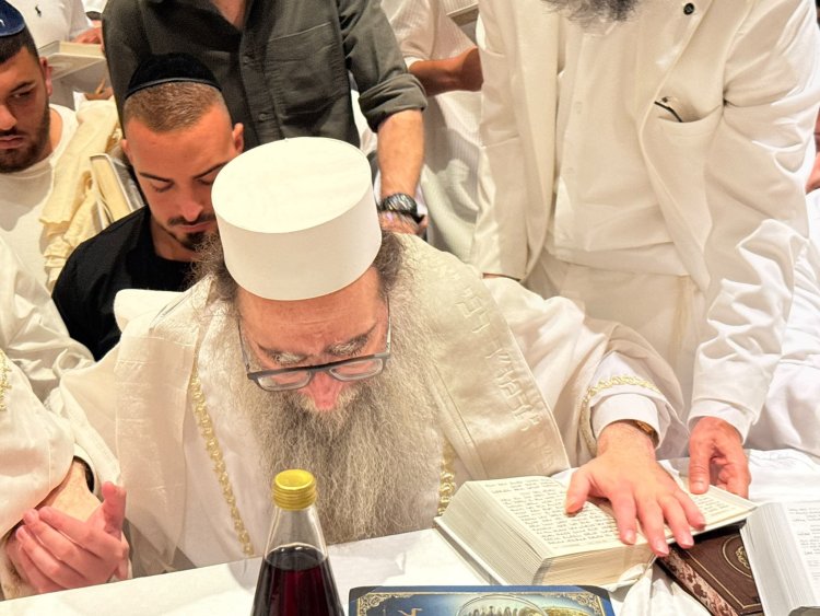 האדמו"ר רבי יאשיהו יוסף פינטו בסיום הצום (צילום: ישי דריקס) אלפים ביום הכיפורים במחיצת האדמו״ר רבי יאשיהו פינטו