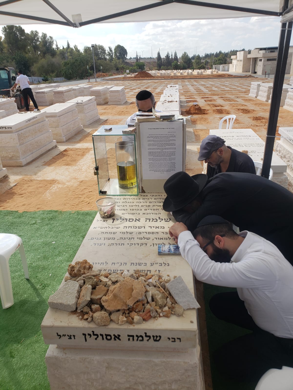 הגאון רבי שלמה אסולין זצוק"ל מקום מנוחתו בבית העלמין באלעד (באדיבות המצלם)